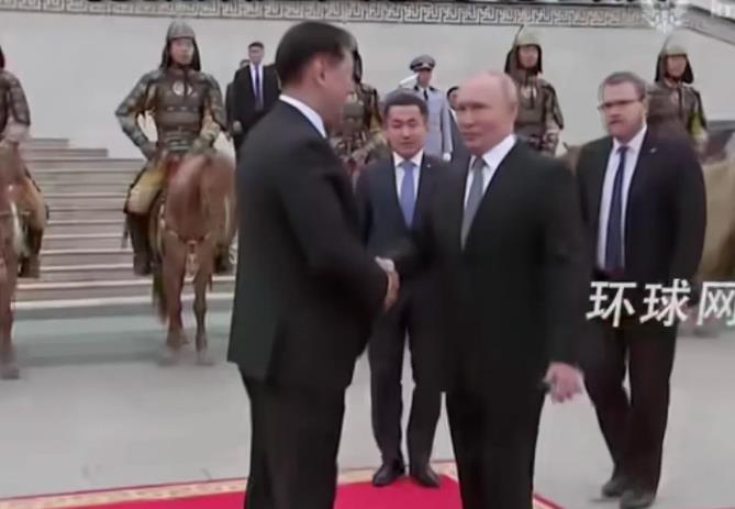 普京大帝受到蒙古国高规格礼仪接待，骑兵列队欢迎，小女孩送上鲜花，蒙古国总统举行仪