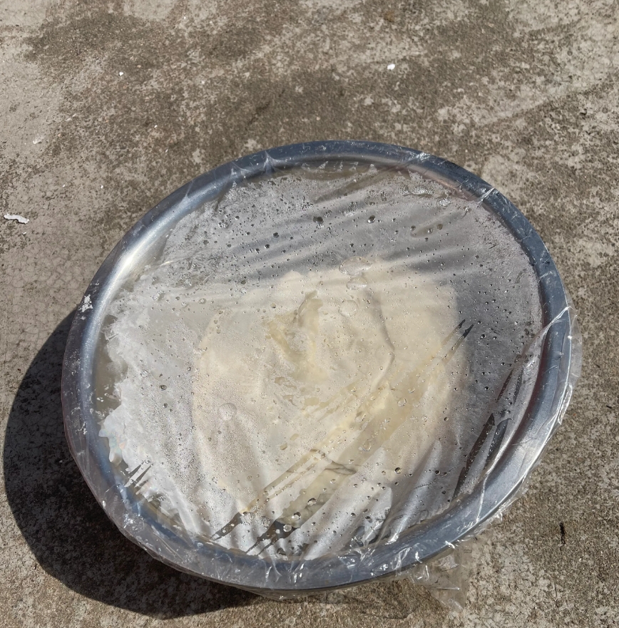 太阳下面发酵面团啦。
冬天面发不起来的看过来，太阳暴晒应该活的好了。
静待效果…