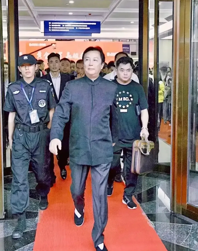 大鹏一日同风起，扶摇直上九万里。著名影视表演艺术家唐国强，通过这些年的饰演伟人、