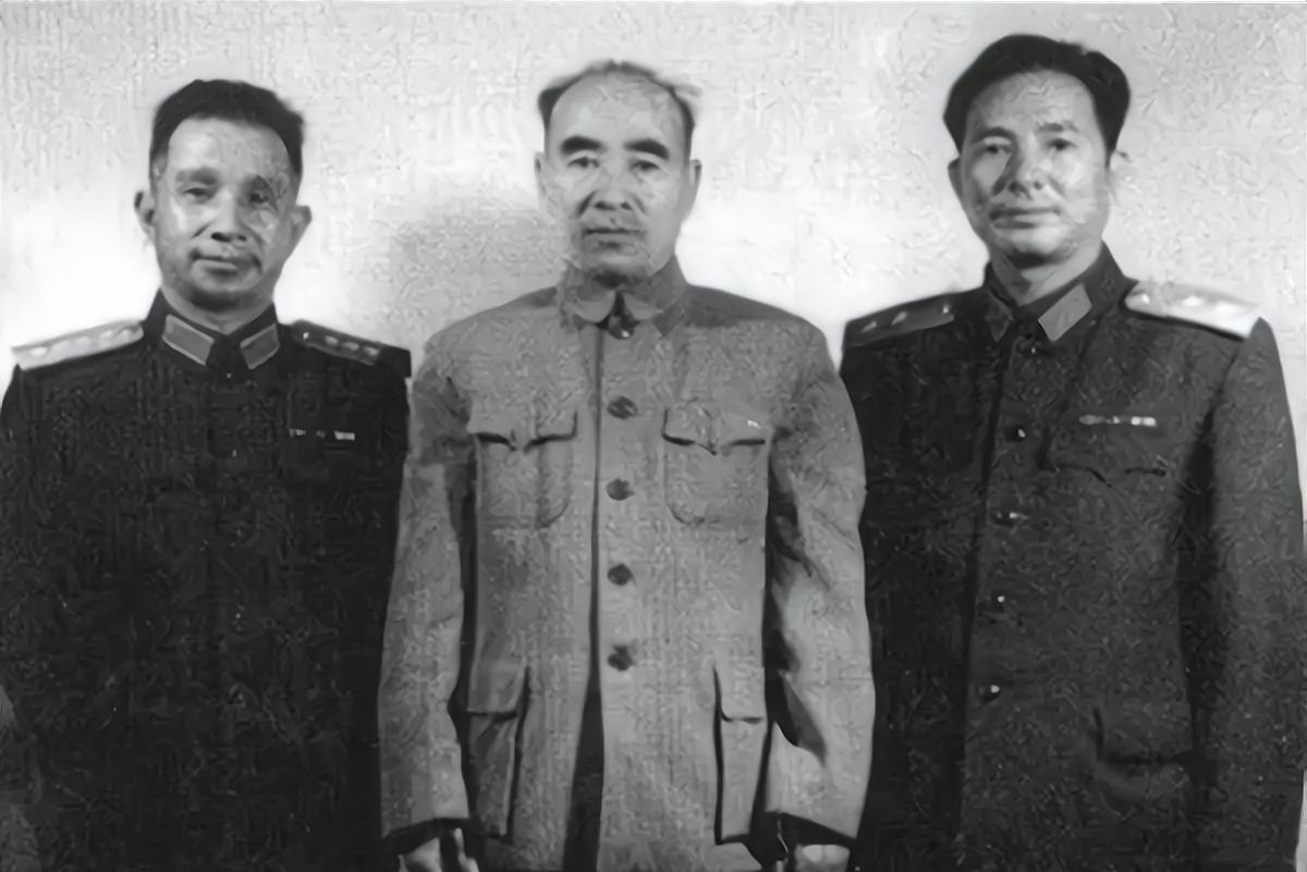 1957 年，一张承载历史记忆的合影映入眼帘，画面中，林彪、粟裕、肖向荣三人并肩