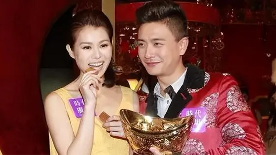 2015年，胡杏儿和黄宗泽同居8年后，带着3000w嫁妆，嫁给李承德。胡杏儿闺蜜