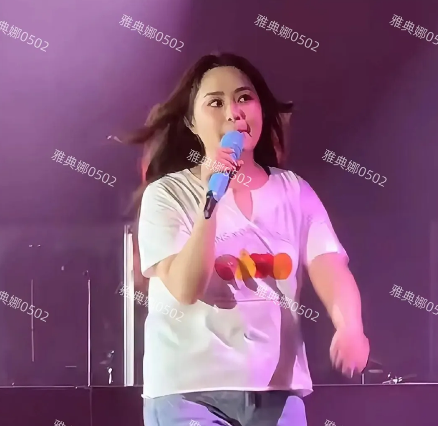 阿娇真人很幻灭，根本不是网上吹的神颜，既不年轻也不漂亮，又矮又肥腰粗腿短没脖子，