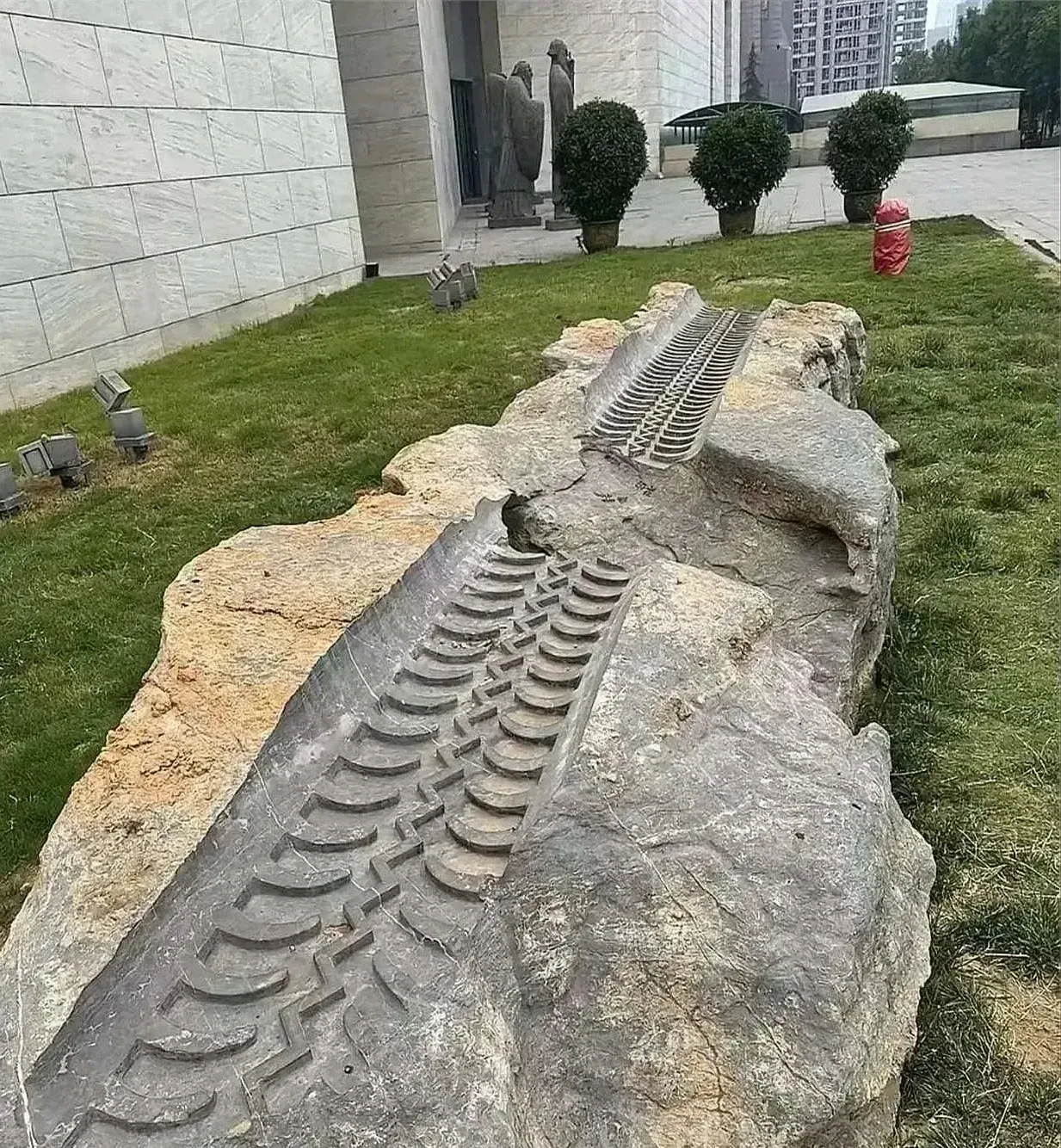 不懂就问，这橡皮轮胎是如何在石头上印上的