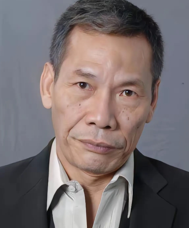 他是香港著名的影视男演员，龙虎武师，动作指导，他曾在《倚天剑屠龙刀》中饰演韦一笑