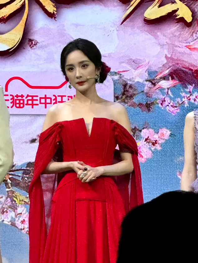 杨幂生图，太瘦了整个人很干瘪，眼睛凹陷双眼皮好多层，嘴角向下法令纹明显，疲惫不堪