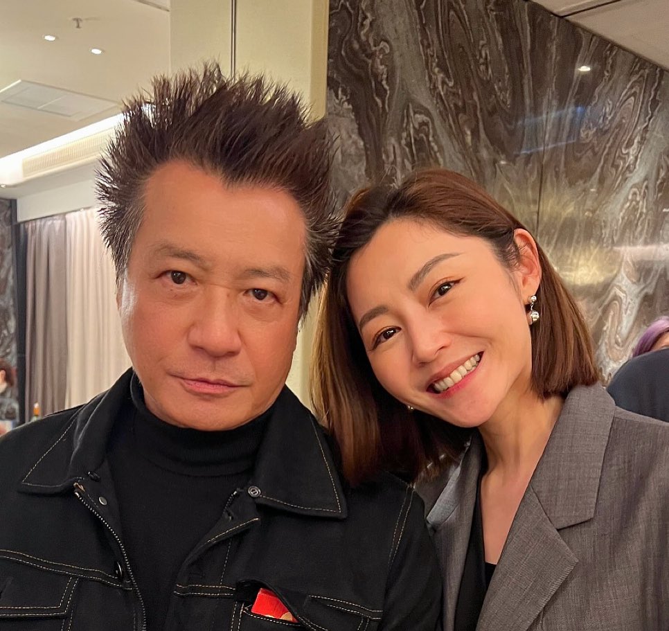 石修都73岁了，真的看不出来，他和同事们合影，神采飞扬。
