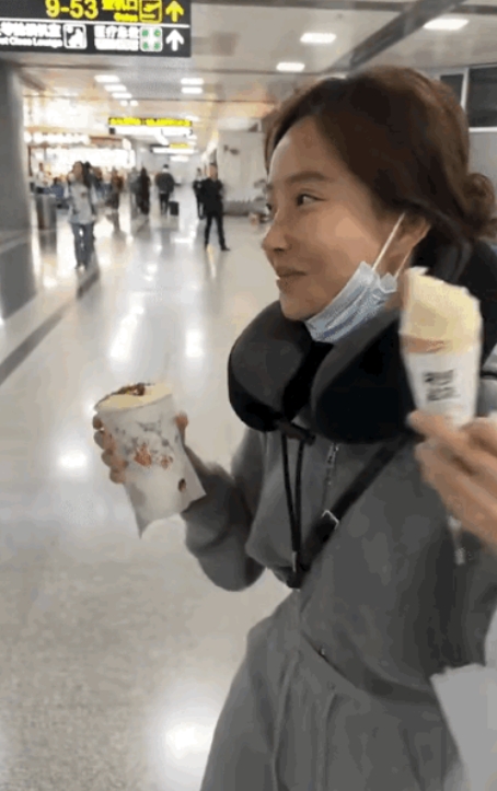还以为是被爱了
没想到是被骗了
不要羡慕什么网上女主播，冯提莫今年过年回到了重庆