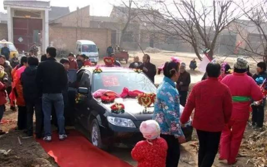 因嫉妒闺蜜嫁得好，女子在新郎接亲时故意拦在婚车前不让新娘上车，更是挑唆新娘索要2.88万上车礼