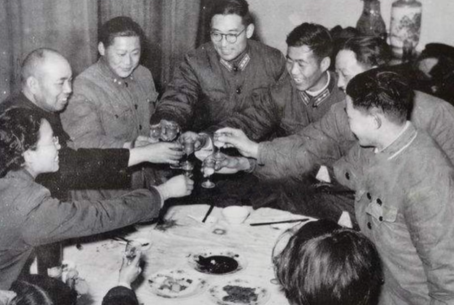 某年，南京军区司令许世友上将进京开会，周总理请他喝酒。2瓶茅台下肚，喝醉的许司令