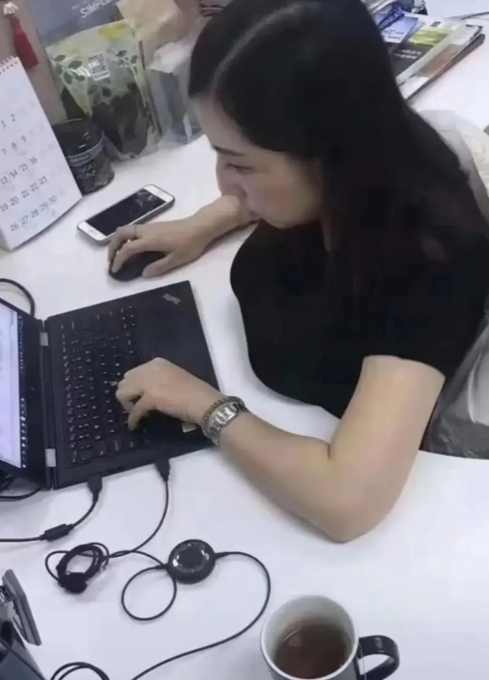 她工位的桌子比一般桌子要辛苦！[左捂脸]