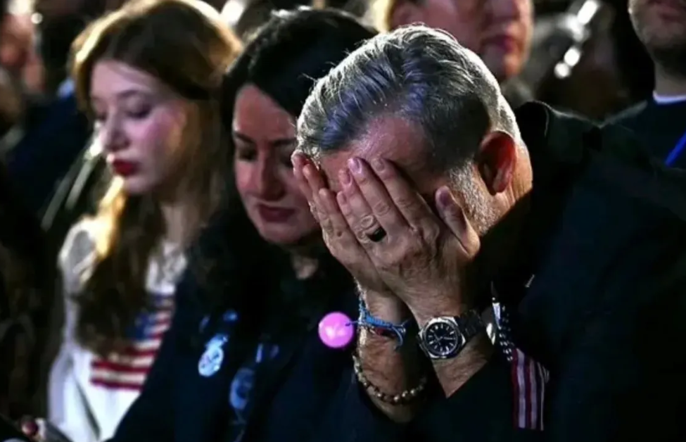 这次大选最伤心的三个人，除了哈里斯，就是他俩。

第一，拜登的政治生涯以遗憾告终