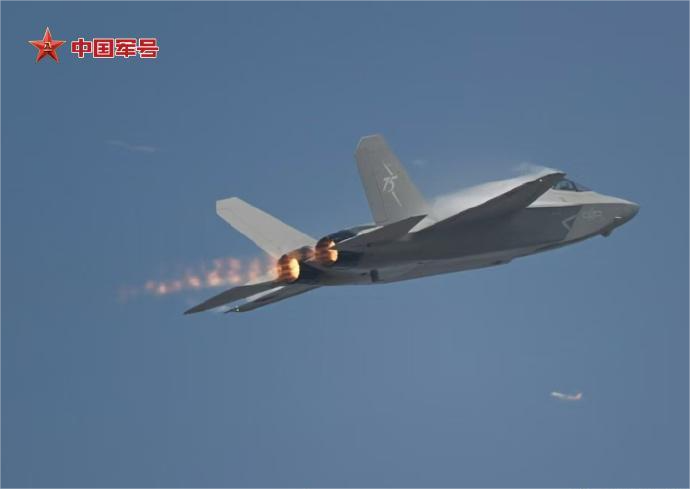 震撼！歼35A首秀来了，垂直筋斗+马赫环
