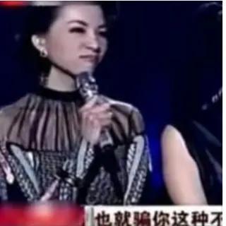 有一次节目上，才女董卿夸奖《好声音》的平安唱得好，没想到遭到韩红的怒慰：“你不懂