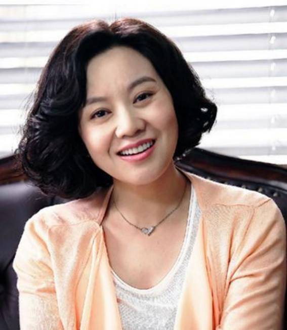 2007年一天，闫妮去买房，售楼小姐看她衣着普通，就随便一指：“这套不错，400