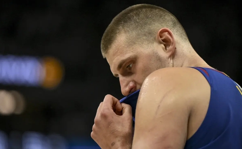 12月8日，NBA有7场比赛，以下四位球员的发挥，真的非常炸裂，分别是：

1、