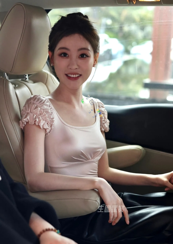 她的胸把100多的衣服衬托成了高定奢侈品牌，都瘦成皮包骨了，胸却丝毫不小，颜值也