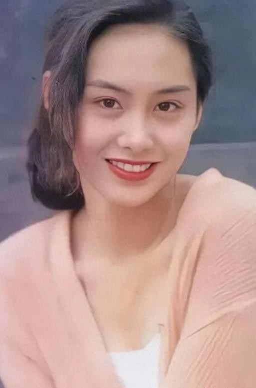 1999年，黄贯中表白朱茵，朱茵同意了，但她提出一个要求：“只谈恋爱，不同房！”