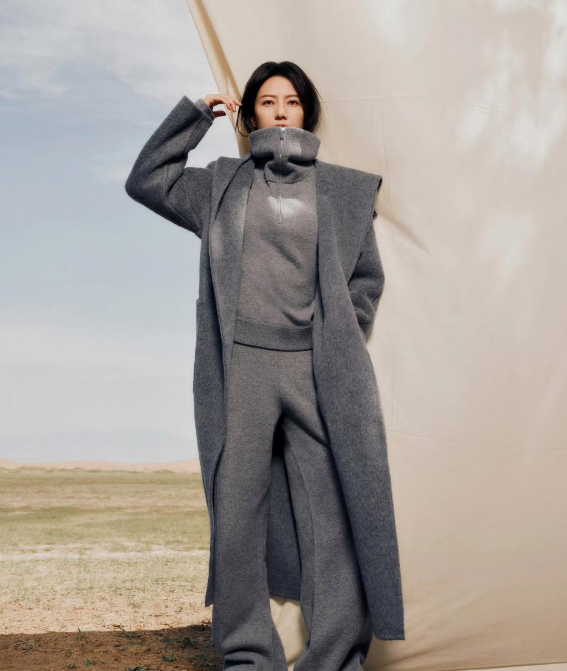 高圆圆气质出尘，灰色穿搭在简约背景前更显优雅风范。

高圆圆以其独特的气质成为时