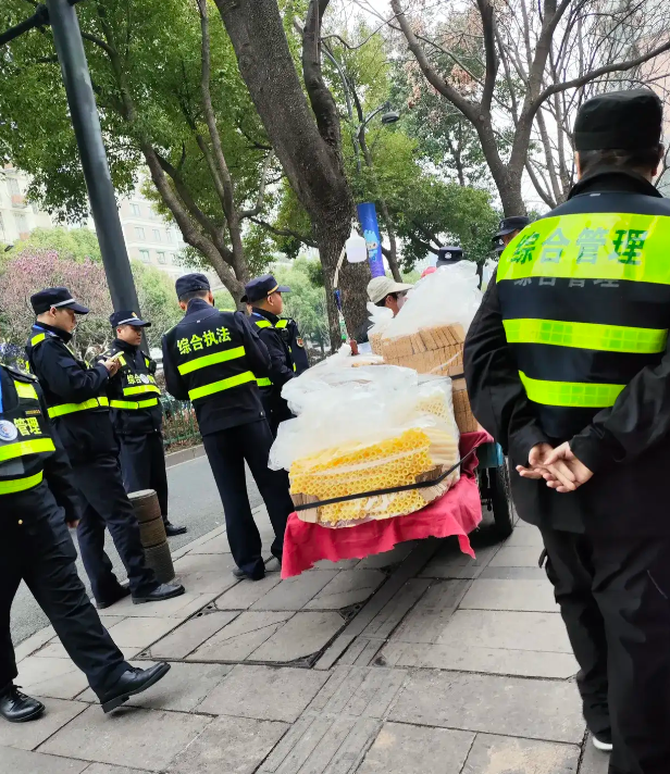 这样的城管，难道不应该吐槽吗？
坐标，特大城市杭州；事情经过，几十名城管在执法，