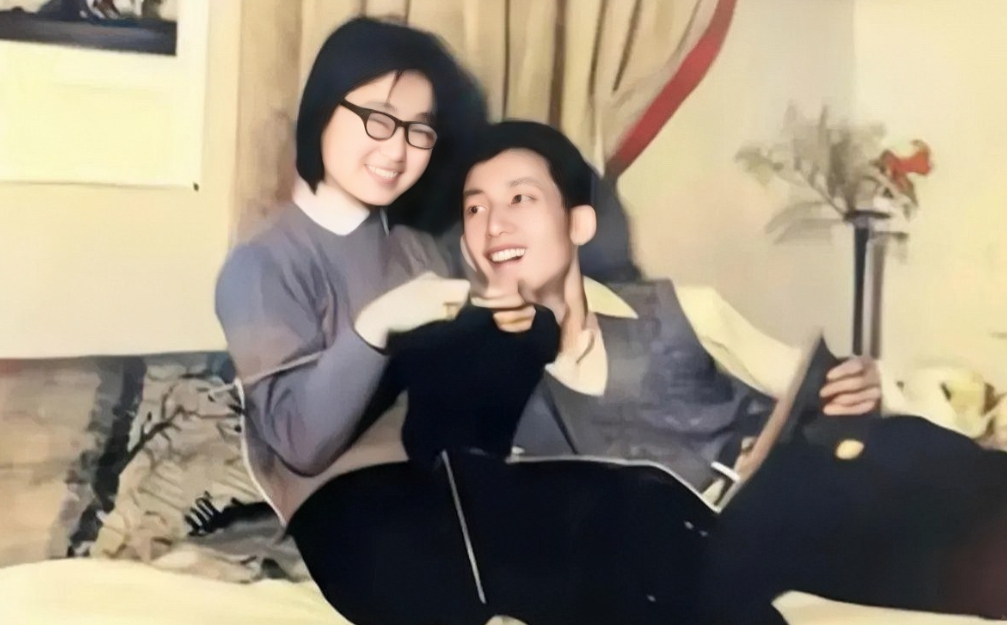 1976年，新疆乌鲁木齐第八钢铁厂子弟中学教师易中天和妻子李华，在新房中的珍贵留