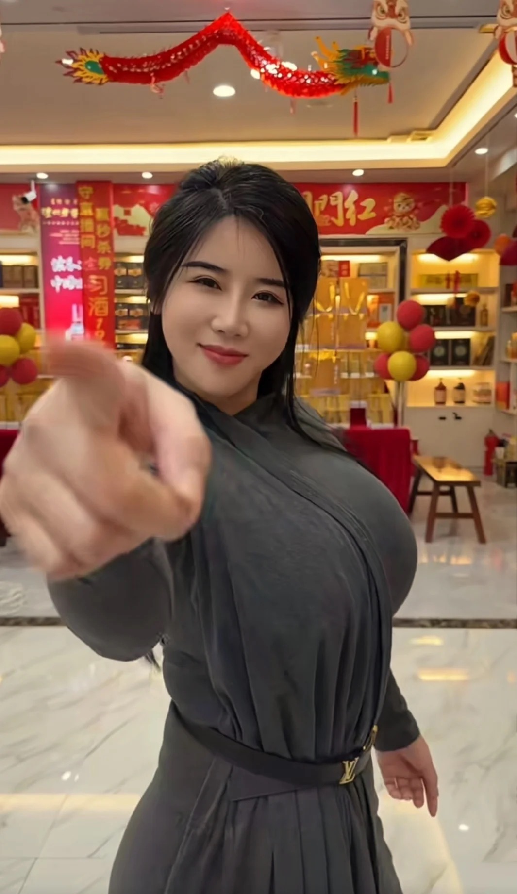 灰裙配金扣，简约优雅，尽显气质与魅力。