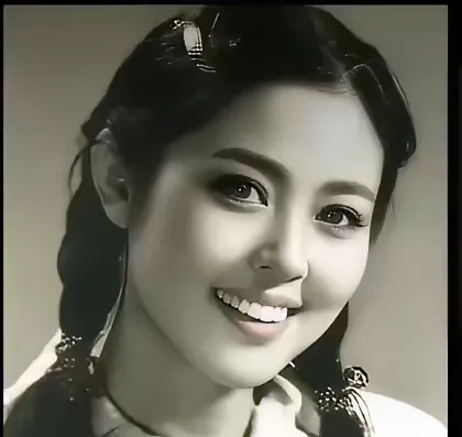她是中国内地著名的节目主持人，演员，1980年主演首部电影《女兵》开启演艺生涯，