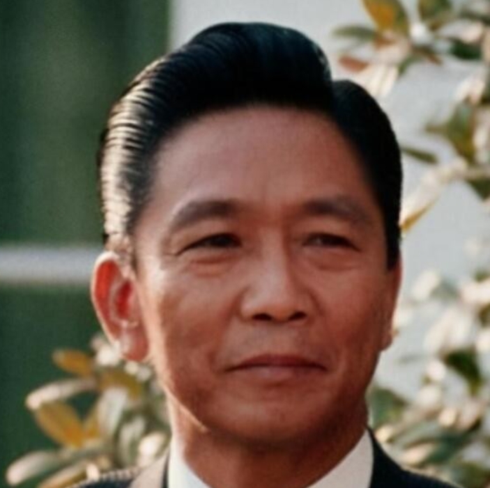 迪南德·罗慕尔德兹·马科斯是菲律宾第17任总统，2022年6月30日就职，曾任菲