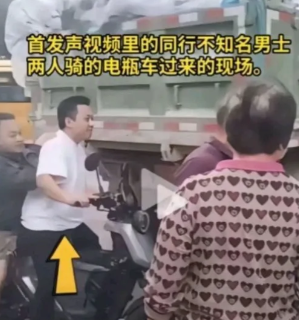 看完监控视频，反而更认定这是剧本，主要依据两辆车的操作异常同步
发生碰撞后，她的