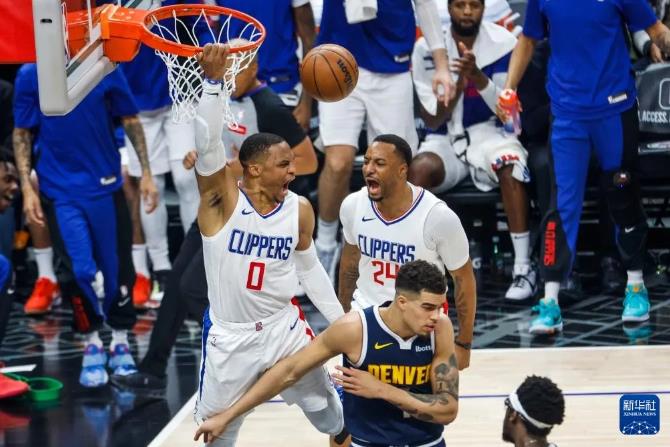 四号位高矮在当今的比赛节奏已经没有那么大了 要知道最强的阵容雷 凯 4号位也不是