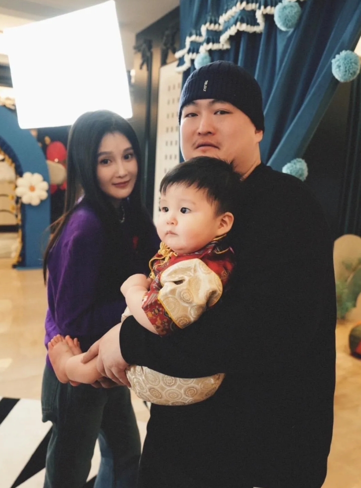 赵本山外孙小皮球一周岁啦，女儿球球在社交平台，发文庆祝，还晒出了小皮球与赵一楠合