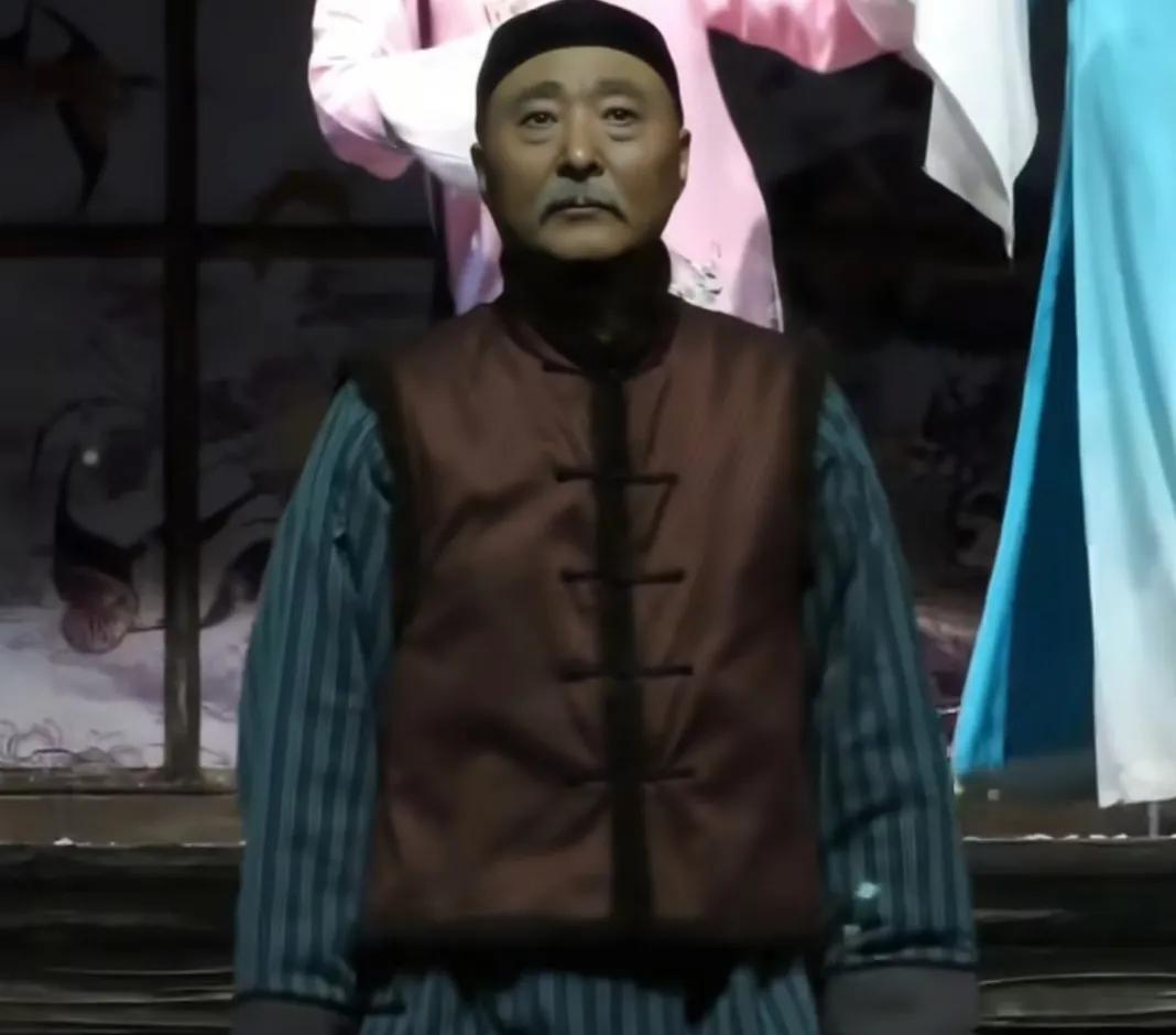 应用该抖音作品展示了陈佩斯话剧演出现场，他在舞台上激情澎湃、全情投入。视频作者还