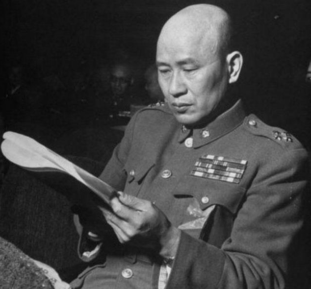 37岁的白崇禧晚饭后无聊，就叫来副官，让其陪自己下棋。 副官很知趣，把自己漂亮的