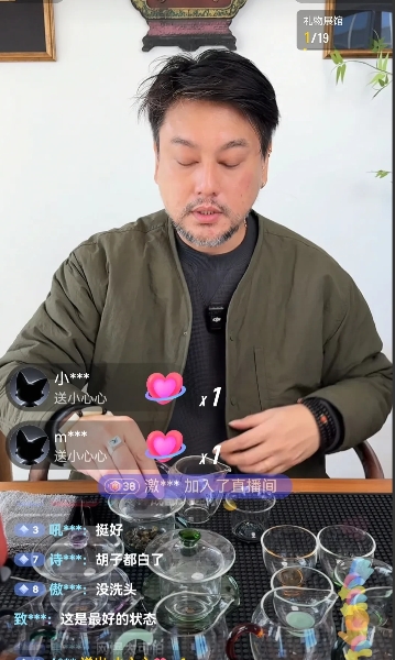 朱孝天直播，称只是聊天，不聊别人的家事。称很多人都在利用这个家事，吵流量。
话说