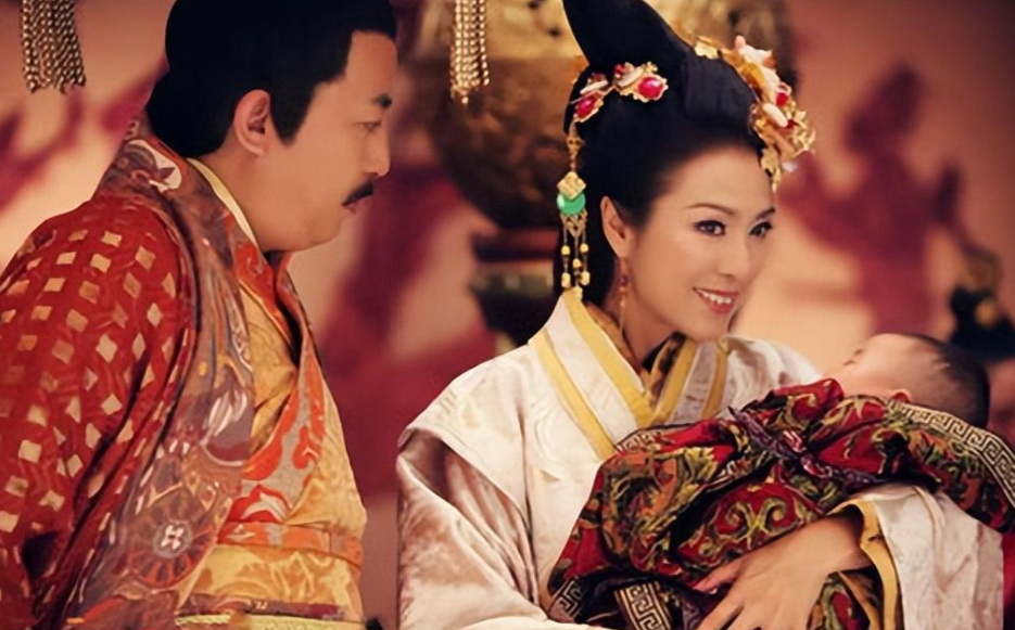 1464年，17岁的明宪宗轻轻地解开34岁万贵妃的衣衫，他看到万贵妃细白软嫩的肌