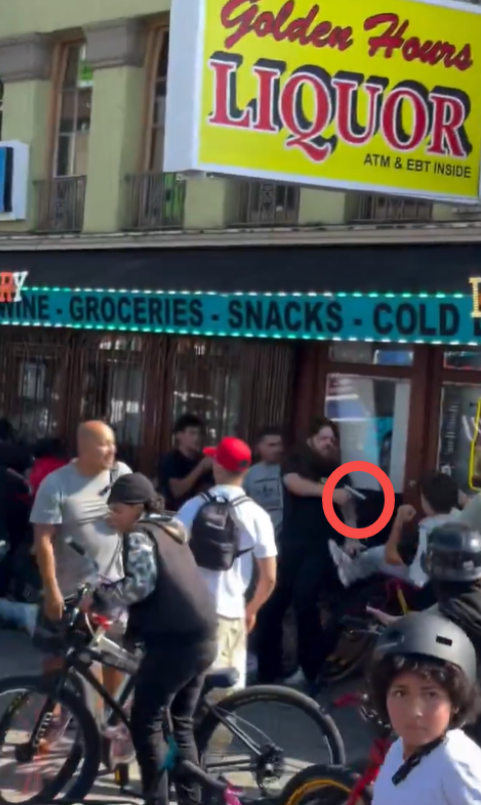 美国杂货店被黑人疯抢：店主急了掏枪，小流氓顿时作鸟兽散！这是美国加州奥克兰的一家