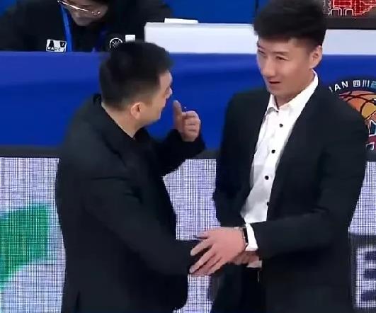 不容易！杨鸣谈辽宁男篮战胜四川男篮：

“我们球队现在伤员很多，但是这个不能当作