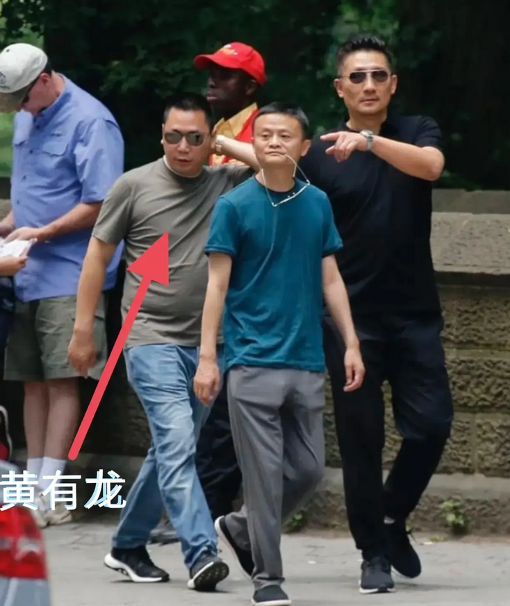 一开始原来“黄有龙”是跟着马云混的!
跟着马云混的时候，墨镜一戴，多霸气，多辉煌