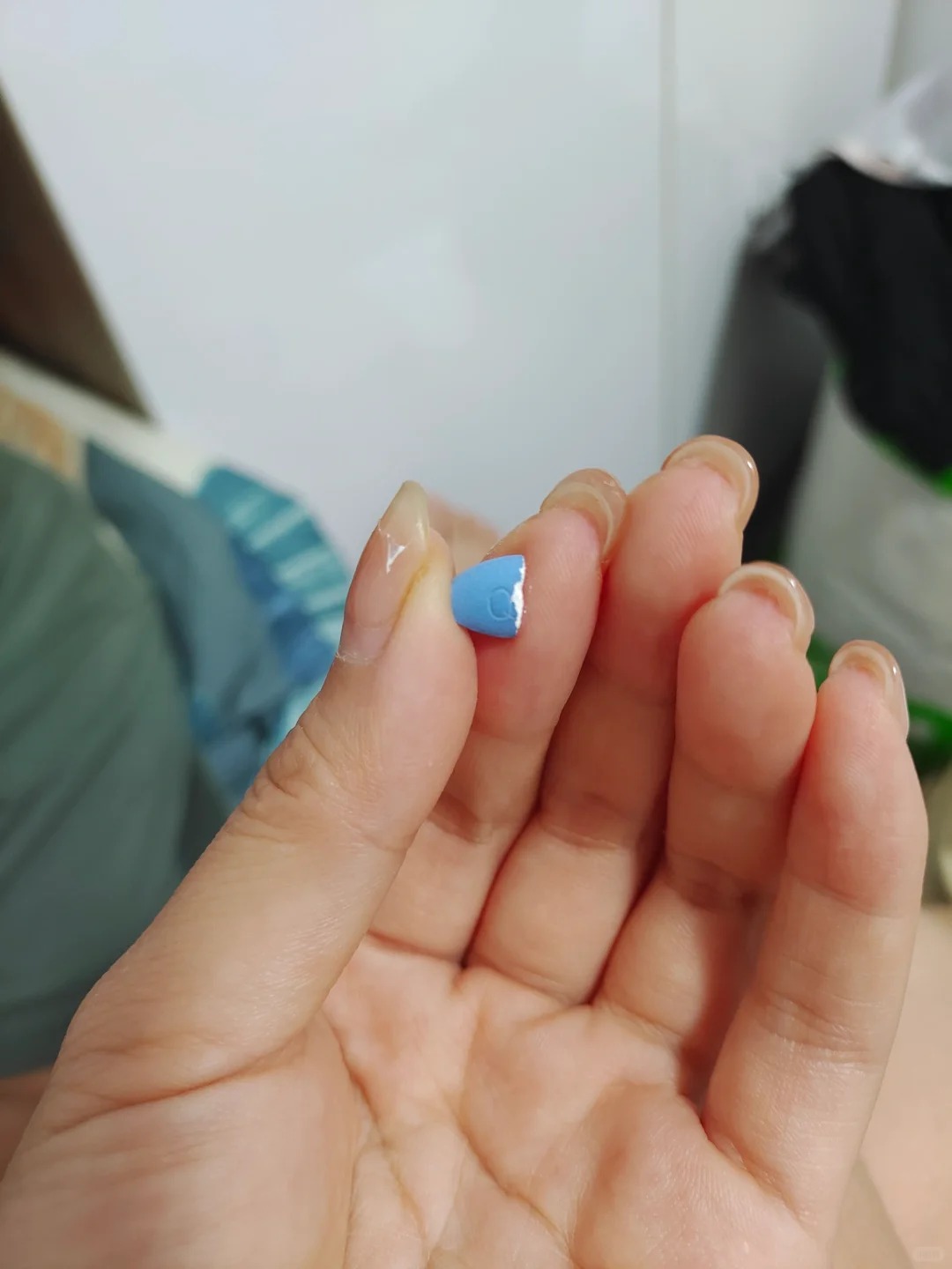 无意间看到纸巾包着半粒我没见过的药片。。
拿去问男友，他说是感冒药，却拿不出包装