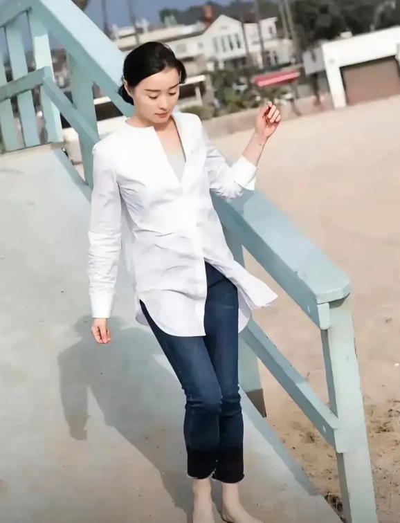 吴越，白衬衣显得很清纯，我想知道她不穿鞋不硌脚吗？