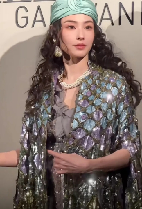 家人们，张柏芝杀回来了！消失一整年，这一复工状态直接拉满，重回颜值巅峰。不愧是咱