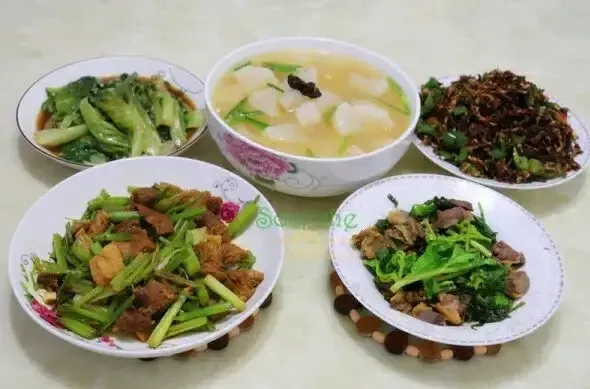我妈每天给一对姐弟做钟点工。姐弟都是分别丧偶，就在一起安度晚年。姐姐97，弟弟也