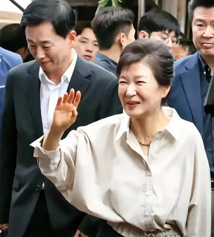 朴槿惠笑容满面，重返政坛的机会来了！
“我当年被关押的地方，他现在被关押在同一个