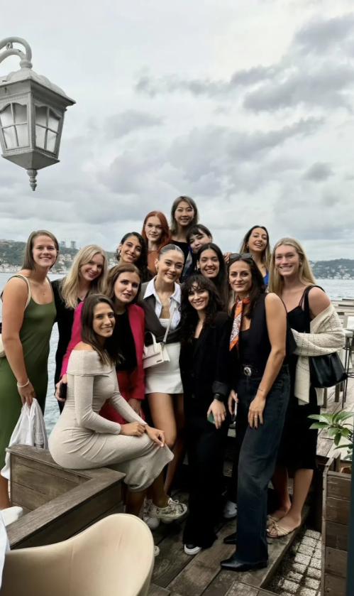 中国女排的袁心玥在土耳其女排联赛与瓦基弗银行的队友们合了张影，不愧是身高2米01