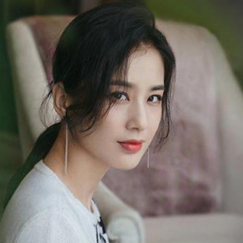黄圣依直播带货的时候，那眼睛👀眨得飞快，跟杨子一脸正经口吐莲花完全不一样的表情