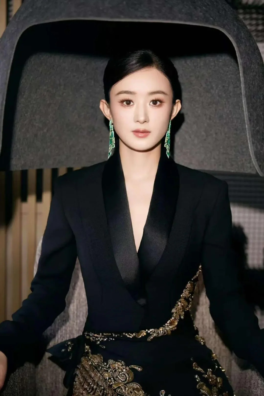 赵丽颖红毯造型争议，亲自回应引粉丝脱粉
赵丽颖近日带着新电影前往新加坡参加电影节