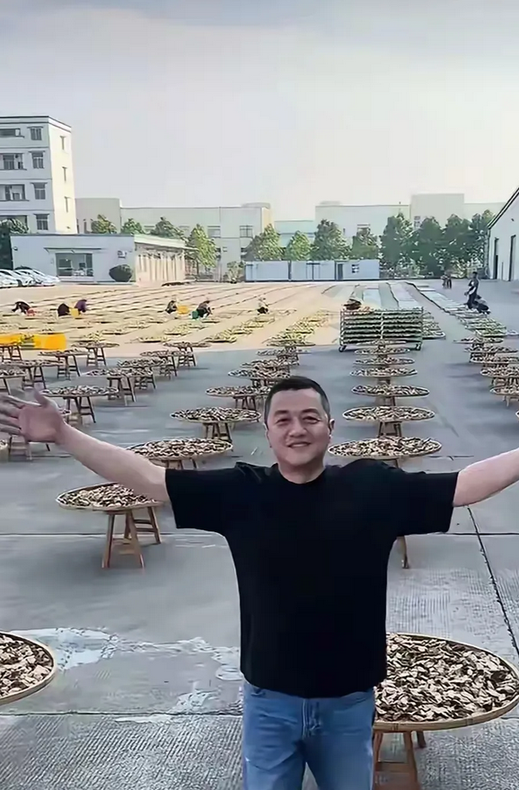 李亚鹏茶叶卖不动去卖酒，酒也卖不动又去卖陈皮了。这陈皮也不便宜上千一斤呢。就是不