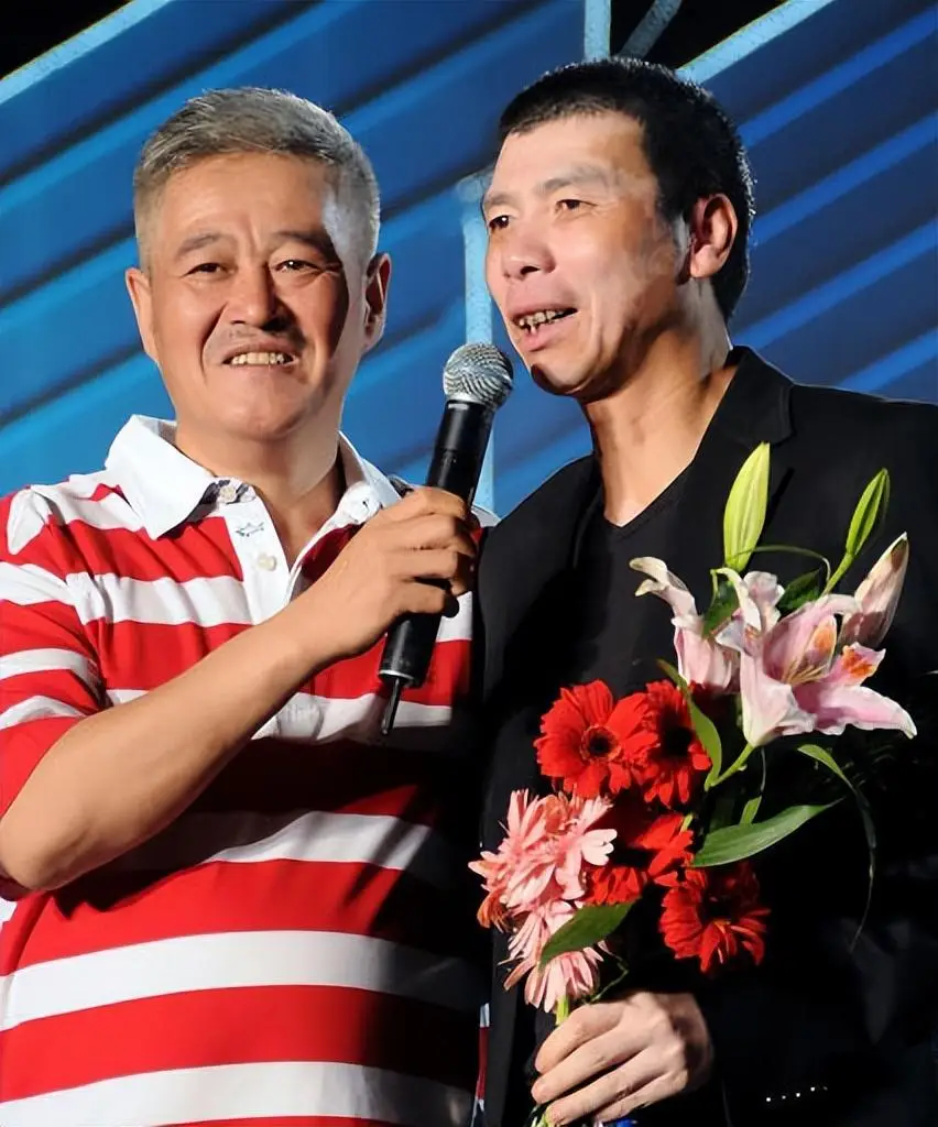 一次晚宴上，冯小刚为赵本山颁奖时说：“你就是黑社会的一颗奇葩。”赵本山听后黑了脸