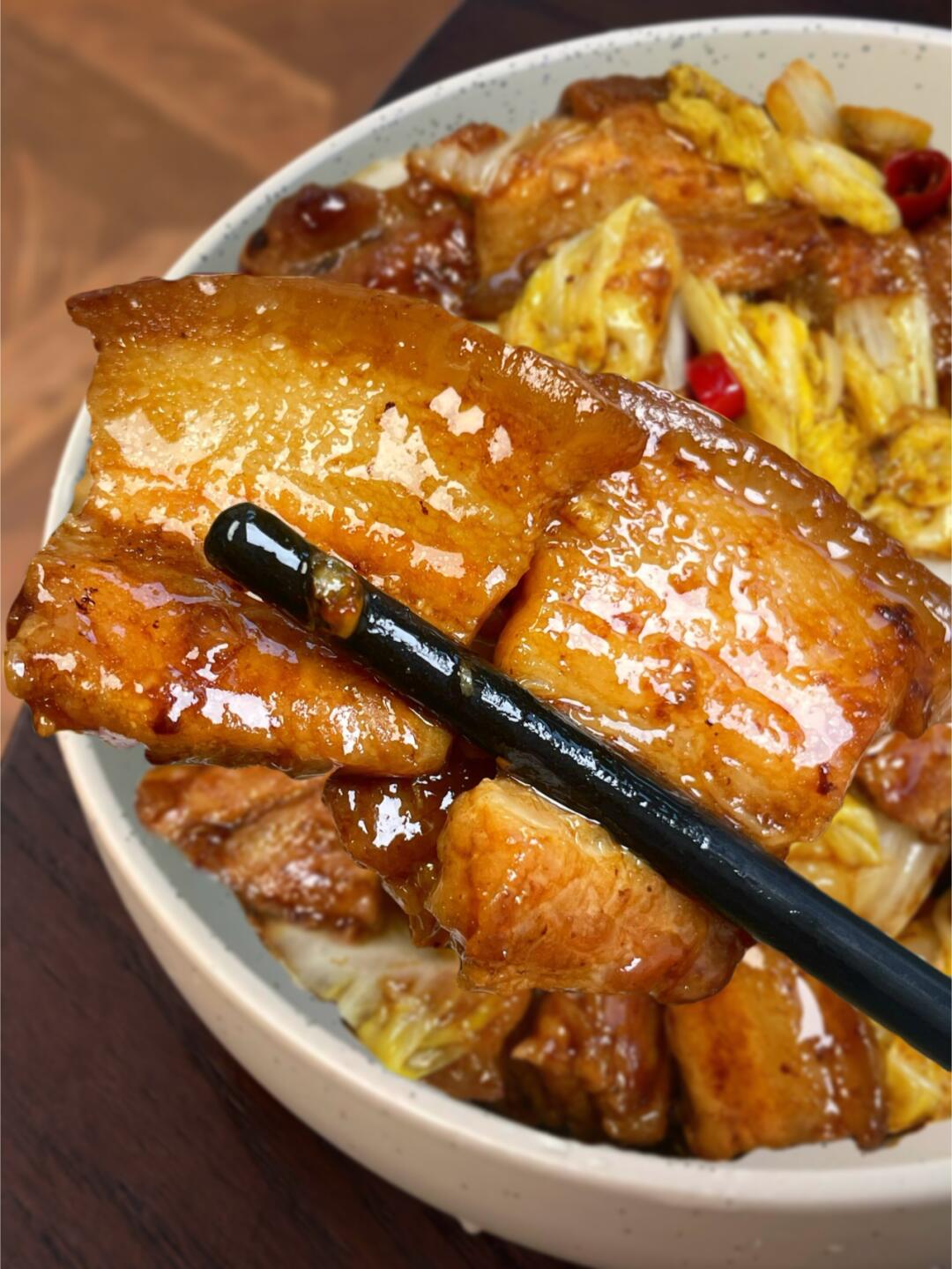 我们有救了！！是娃娃菜炒五花肉！！！娃娃菜鲜甜爽口，香辣带劲！五花肉被煎的焦香焦