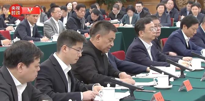 这就是后生可畏，才35岁就跟马云、任正非、雷军们坐一排开会。而且看王兴兴的简历，