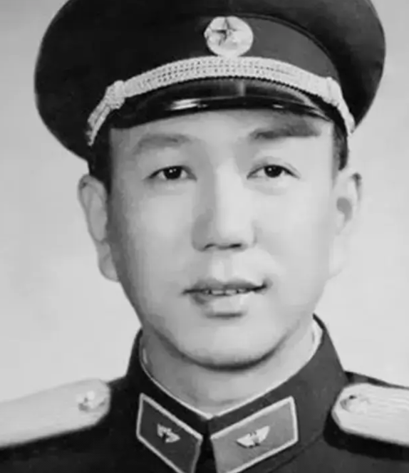 林立果空军小舰队里有个周建平，这人可不得了，事发前是南京军区空军副司令呢，在这群